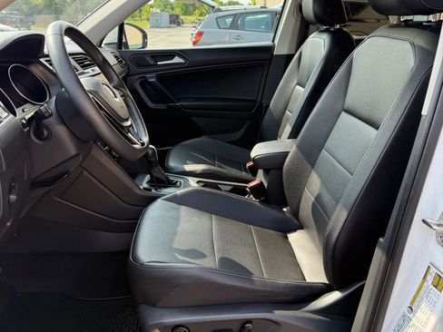 Used 2020 Volkswagen Tiguan SE w/ Panoramic Sunroof Package image 15