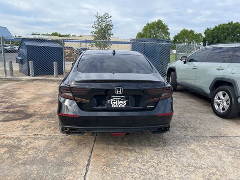 Used 2018 Honda Accord Touring image 10