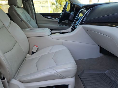 Used 2020 Cadillac Escalade Premium Luxury image 29