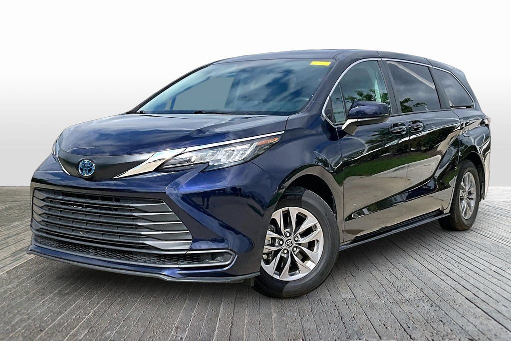 Used 2022 Toyota Sienna LE FWD image 3