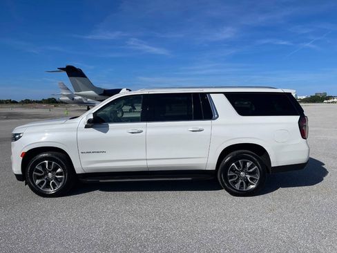 Used 2022 Chevrolet Suburban LT w/ Luxury Package RWD image 5