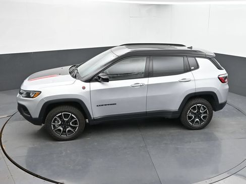 Used 2025 Jeep Compass Trailhawk AWD/4WD image 41