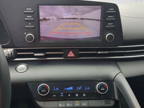 Used 2022 Hyundai Elantra SEL FWD image 11