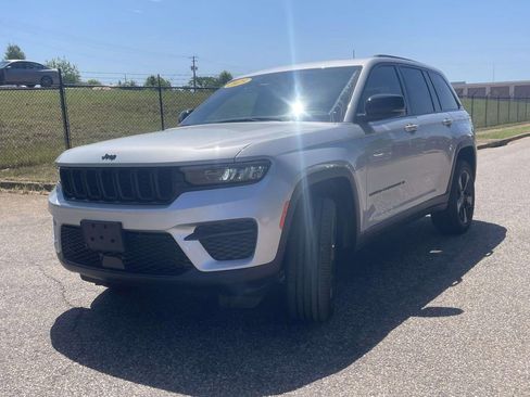 New 2025 Jeep Grand Cherokee Altitude AWD/4WD image 7
