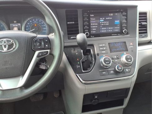 Used 2018 Toyota Sienna LE FWD image 6