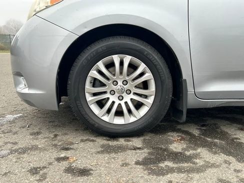Used 2011 Toyota Sienna XLE image 30