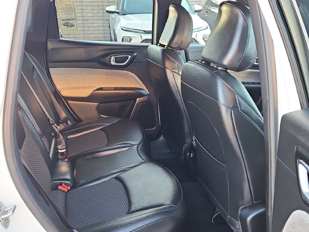 Used 2025 Jeep Compass Latitude AWD/4WD image 27