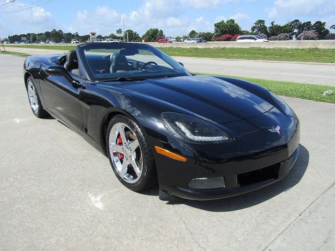 Used 2007 Chevrolet Corvette Convertible w/ Preferred Equipment Group RWD image 3