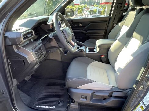 Certified 2025 Toyota Tacoma TRD Off-Road AWD/4WD image 11