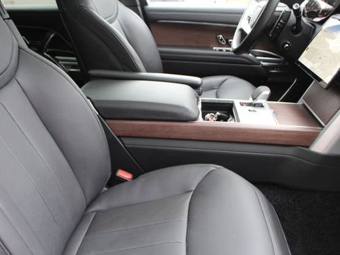 Used 2025 Land Rover Range Rover SE image 3