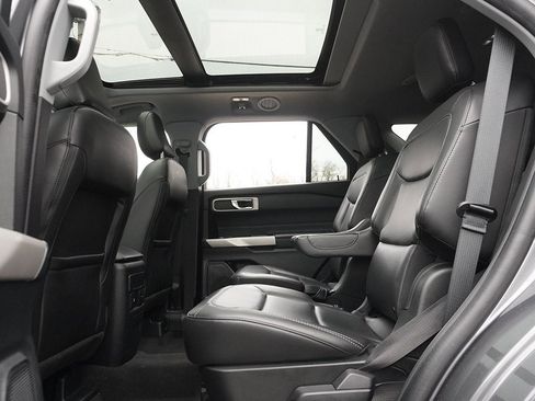 Used 2022 Ford Explorer XLT w/ Equipment Group 202A image 41