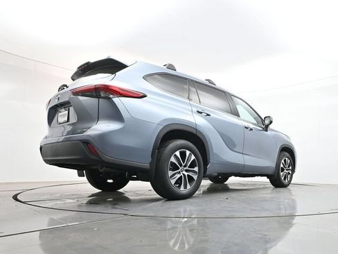 Used 2022 Toyota Highlander XLE AWD/4WD image 32