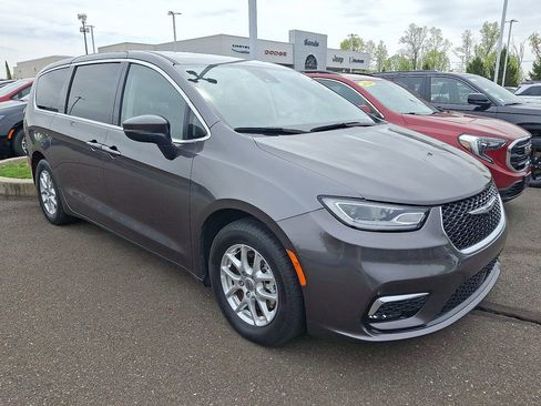 Used 2023 Chrysler Pacifica Touring-L FWD image 4