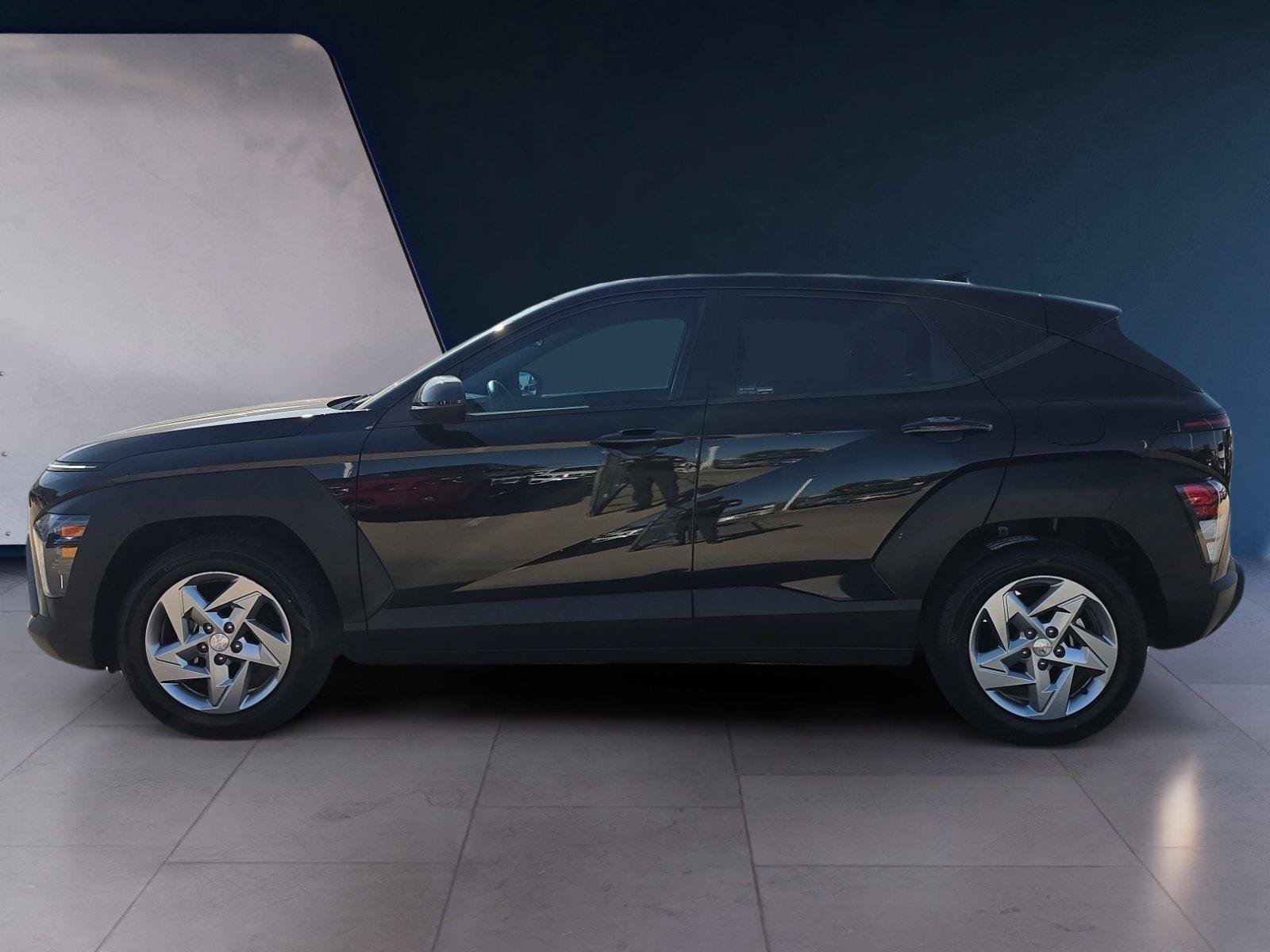 Used 2024 Hyundai Kona SE FWD image 2