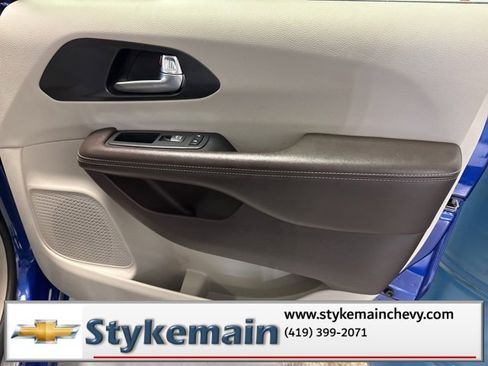 Used 2021 Chrysler Pacifica Touring-L w/ Uconnect Theater Family Group image 27