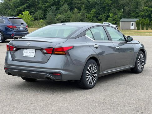 Used 2024 Nissan Altima 2.5 SV FWD image 8