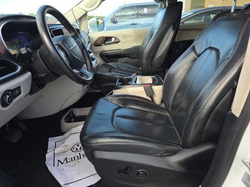 Used 2017 Chrysler Pacifica Touring-L Plus FWD image 4