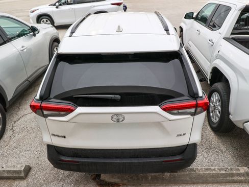 Used 2025 Toyota RAV4 XLE FWD image 9