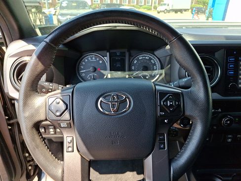 Used 2018 Toyota Tacoma TRD Sport AWD/4WD image 19