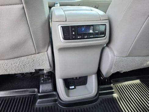 Used 2018 Toyota Highlander Limited AWD/4WD image 29