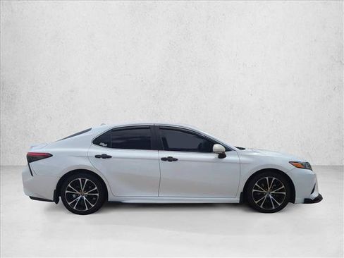 Used 2020 Toyota Camry SE FWD image 4