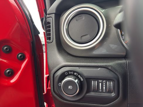 Used 2019 Jeep Wrangler Unlimited Sahara w/ Dual Top Group AWD/4WD image 19