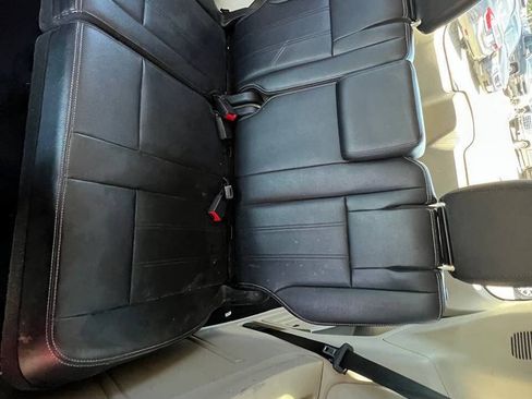 Used 2014 Chrysler Town & Country Touring FWD image 10