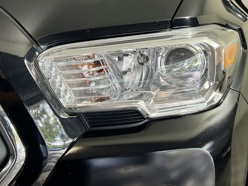 Used 2022 Toyota Tacoma SR5 w/ Technology Package RWD image 12