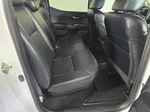 Used 2018 Toyota Tacoma TRD Off-Road AWD/4WD image 14