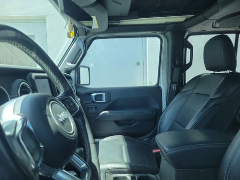 Used 2022 Jeep Wrangler Unlimited Sahara w/ Cold Weather Group image 8