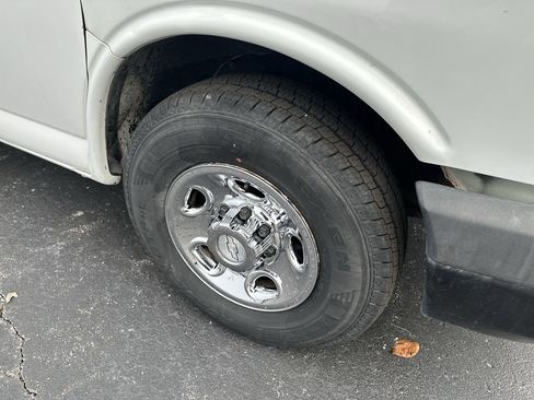 Used 2014 Chevrolet Express 3500 image 10