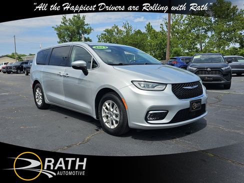 Used 2023 Chrysler Pacifica Touring-L FWD image 4