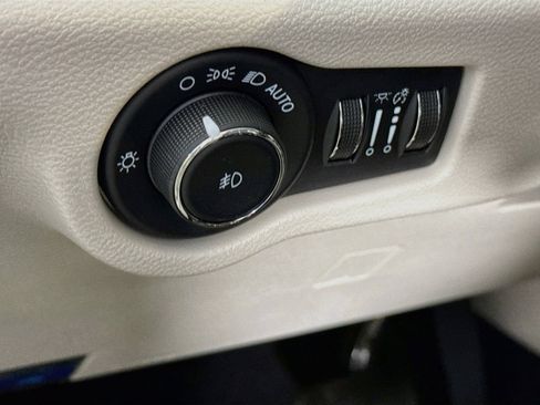 Used 2023 Chrysler Pacifica Touring-L FWD image 18