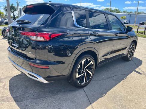 Used 2023 Mitsubishi Outlander SE image 3