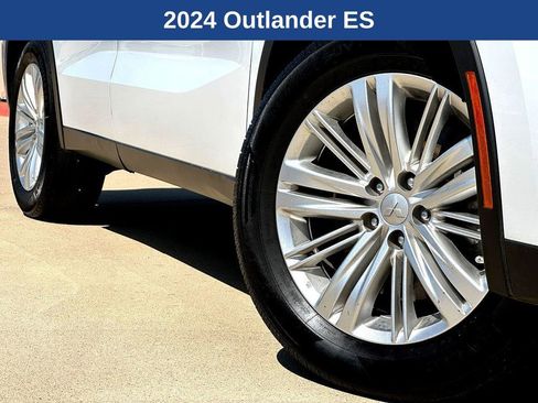 Used 2024 Mitsubishi Outlander ES FWD image 2