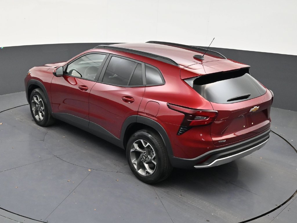 Used 2025 Chevrolet Trax LT FWD image 14