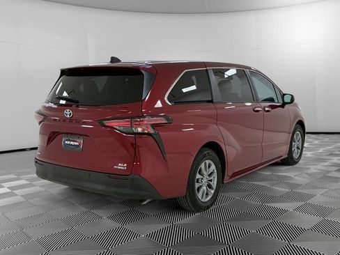 Used 2022 Toyota Sienna XLE FWD image 5