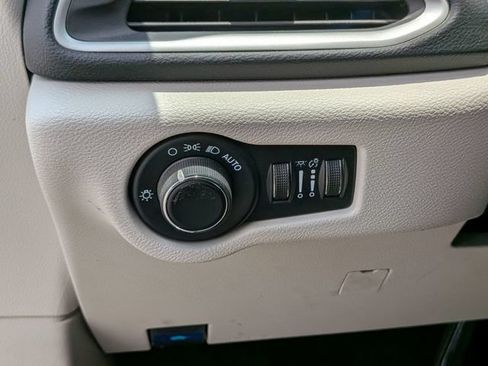 Used 2023 Chrysler Voyager LX FWD image 17