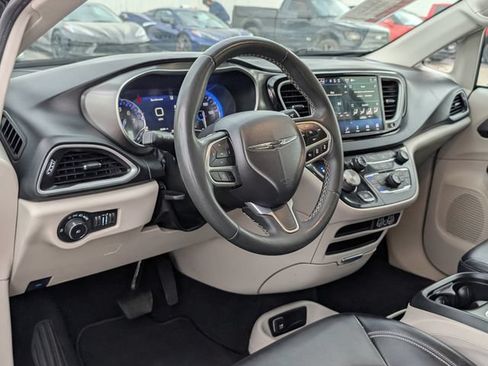 Used 2024 Chrysler Pacifica Touring-L FWD image 5