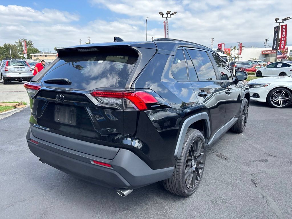 Used 2022 Toyota RAV4 XLE Premium FWD image 4