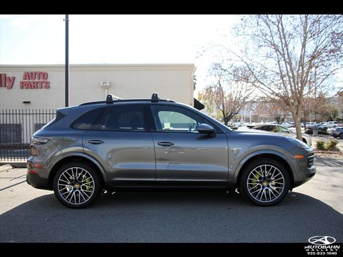 Used 2020 Porsche Cayenne E-Hybrid w/ Premium Plus Package image 5