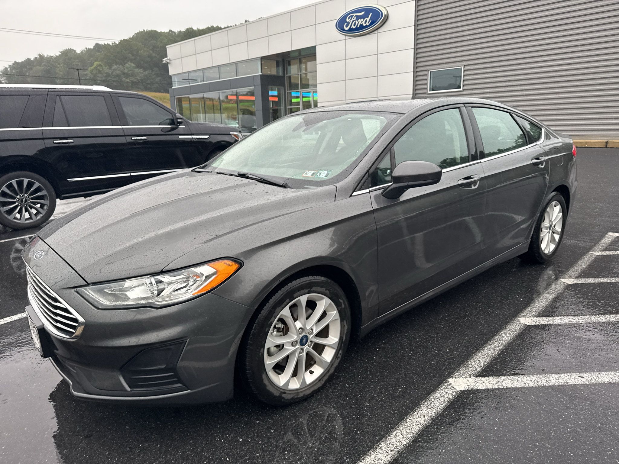 Used 2019 Ford Fusion SE FWD image 2