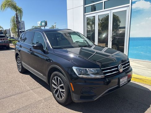 Used 2020 Volkswagen Tiguan SE w/ Panoramic Sunroof Package image 2