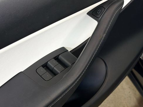 Used 2022 Tesla Model Y Performance AWD/4WD image 18