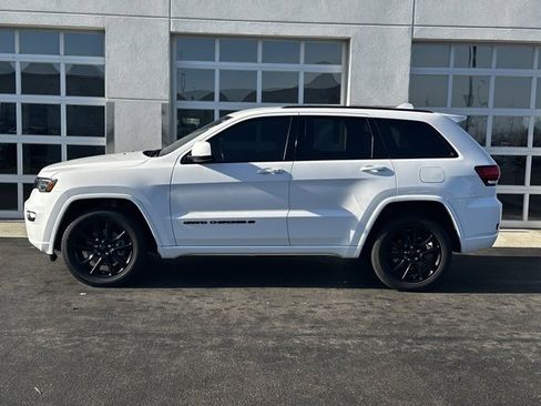 Used 2022 Jeep Grand Cherokee Laredo X image 2
