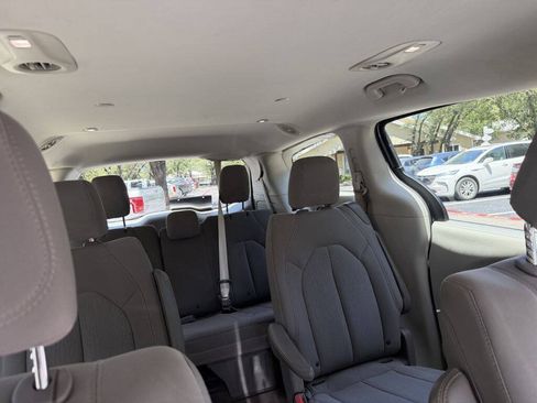 Used 2017 Chrysler Pacifica Touring FWD image 19