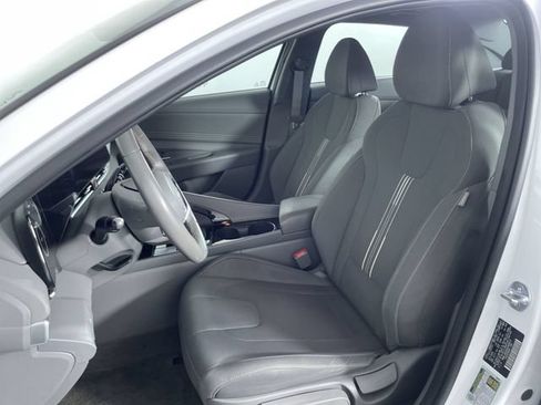Used 2025 Hyundai Elantra SEL FWD image 19