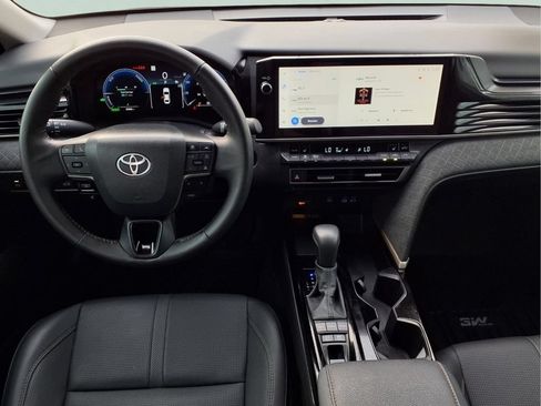 Used 2025 Toyota Camry XLE FWD image 12