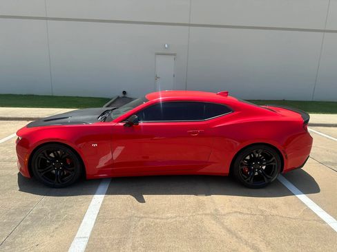 Used 2018 Chevrolet Camaro SS RWD image 2