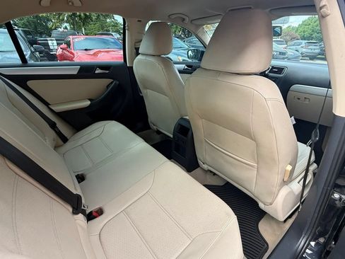 Used 2013 Volkswagen Jetta SE FWD image 12